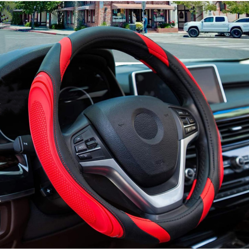  Crveno-crna sportska univerzalna presvlaka postavljena u modernom interijeru automobila.
