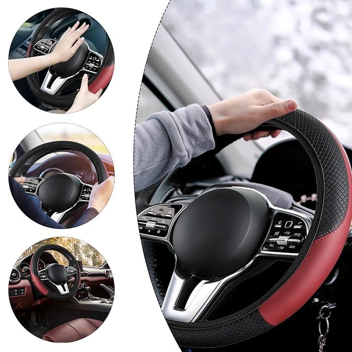 Crno-crvena navlaka za volan s protukliznom površinom, prikazana u različitim perspektivama unutar luksuznog automobila.