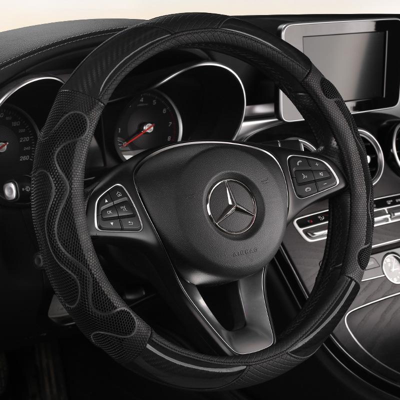  Crna sportska presvlaka s uzorkom, postavljena u luksuznom interijeru Mercedesa.