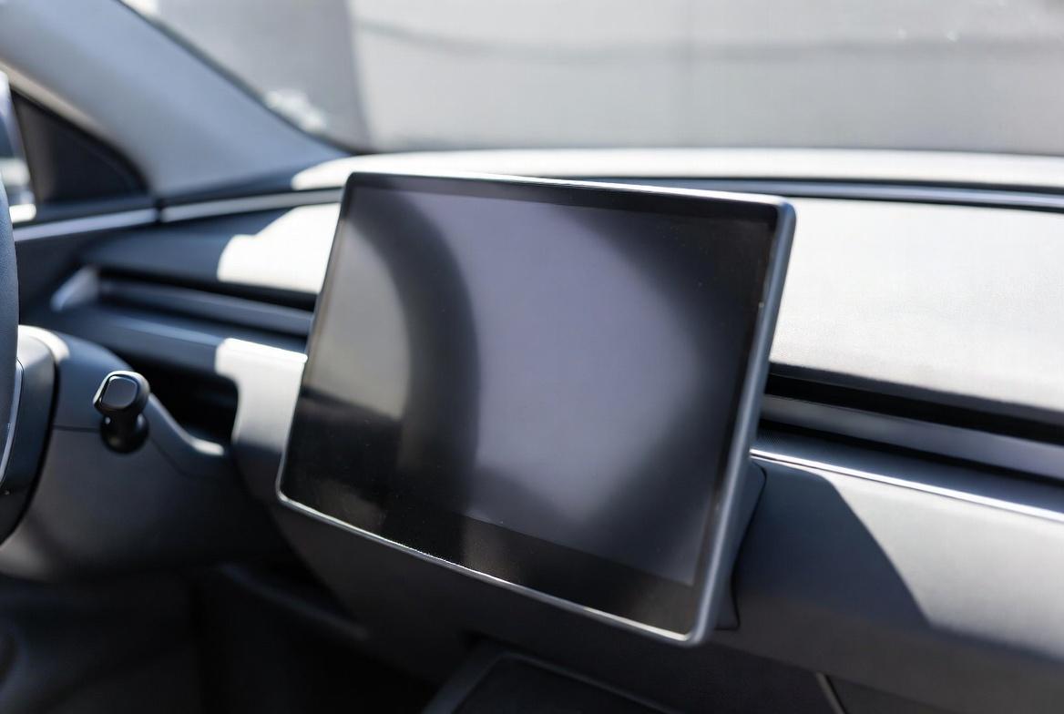 Primjer pravilno ugrađenog floating auto radija u modernom automobilu